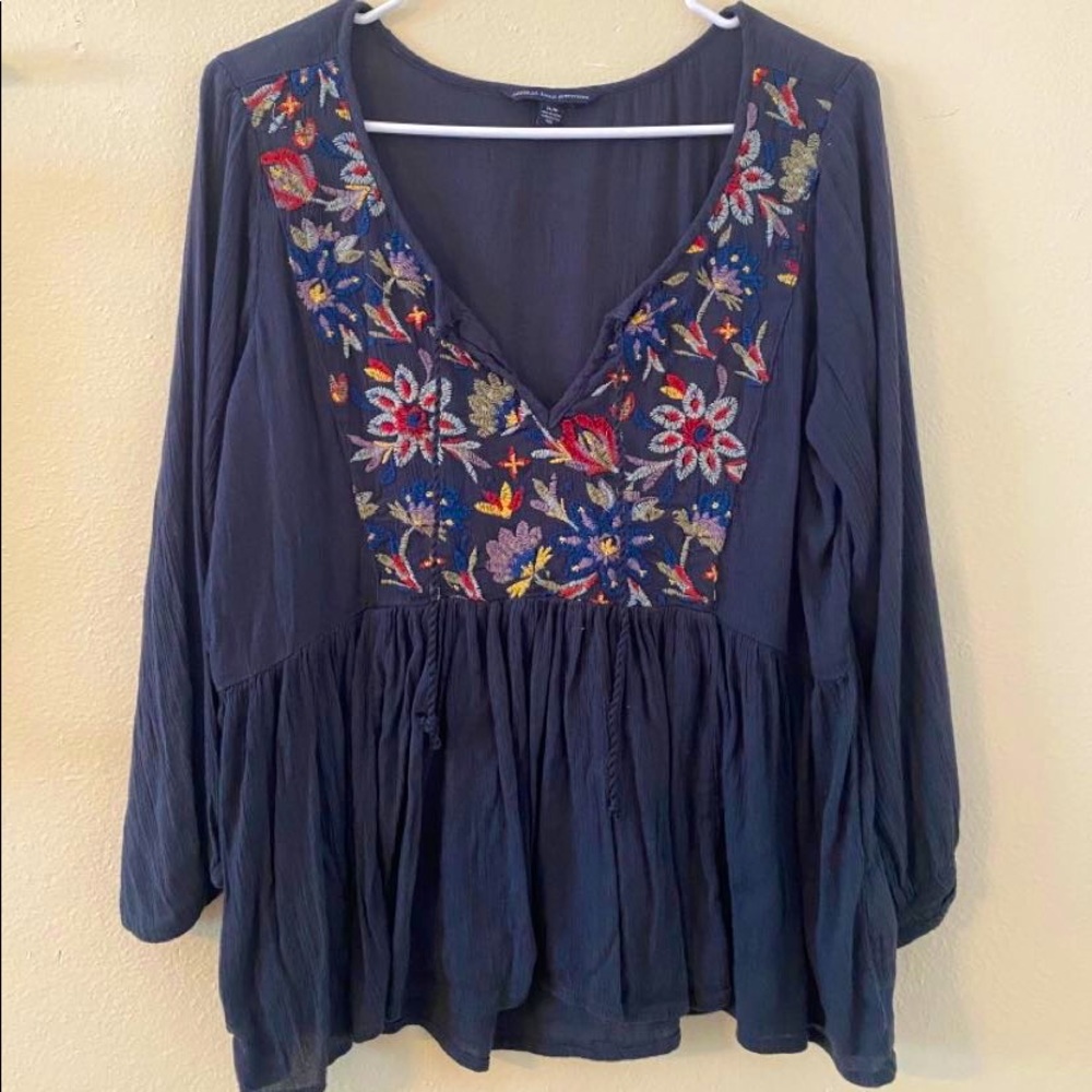Size M blue floral embroidered american eagle top.